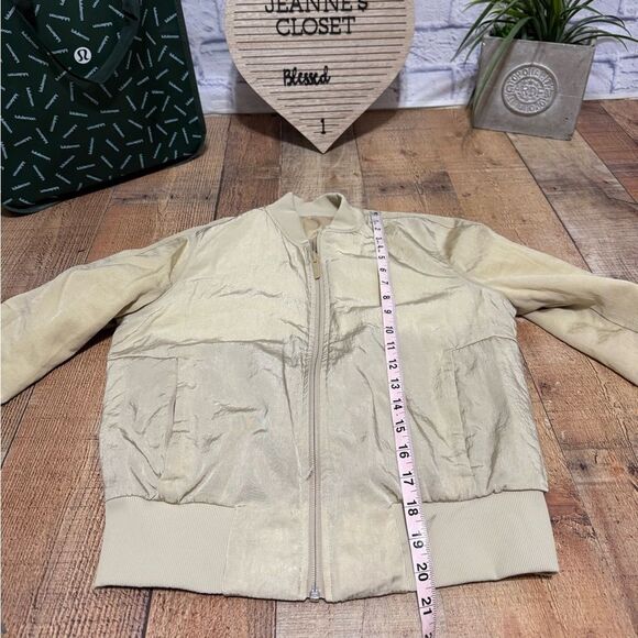 Lululemon Non-Stop Bomber *Reversible
Size 4 - Picture 14 of 16